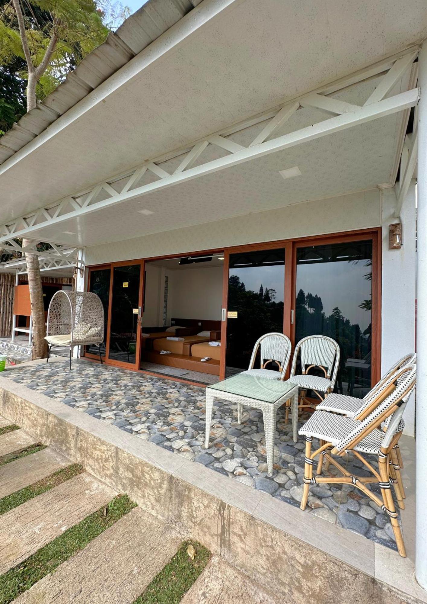 De Pointe Resort & Resto Campaka Buitenkant foto
